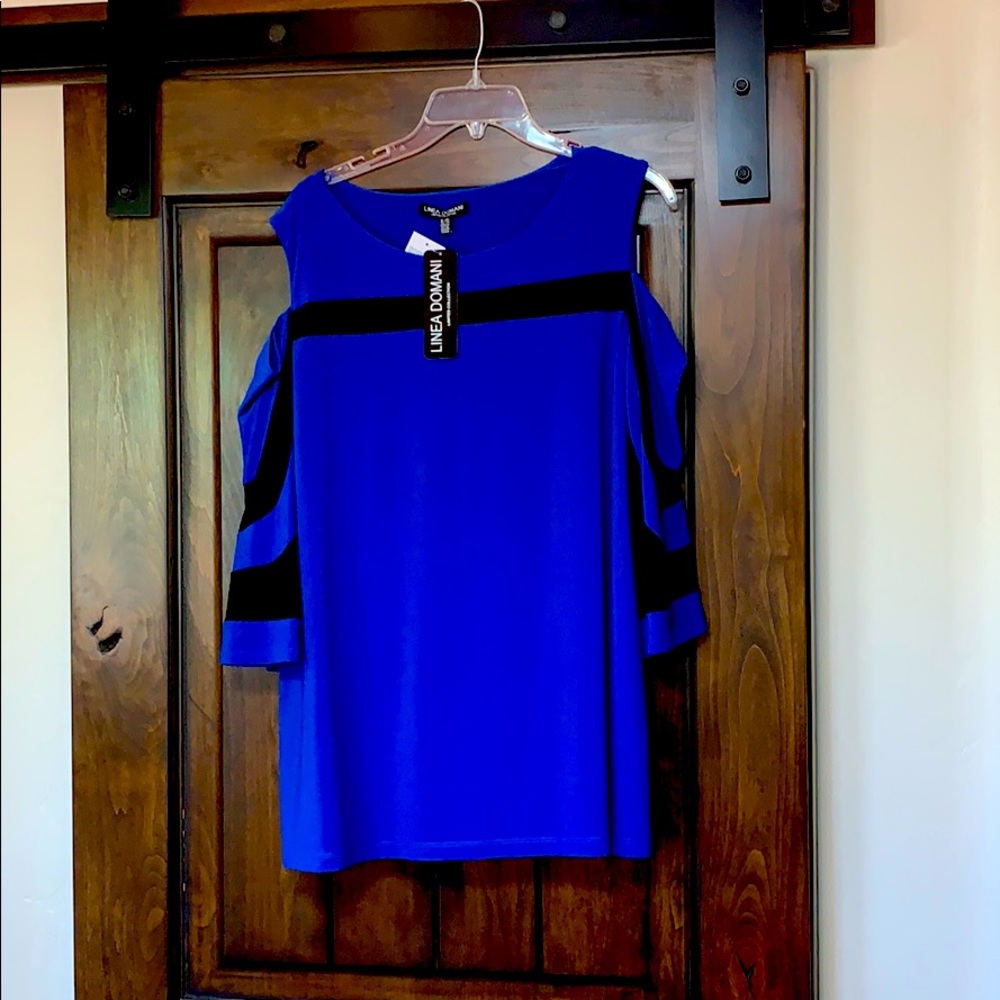 Shoulder peep blouse